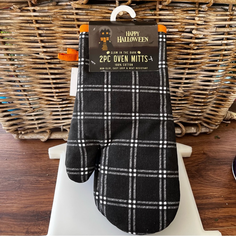 Halloween Black Plaid Oven Mitts with glow in dark pumpkin design. (2) NWT - Picture 3 of 3